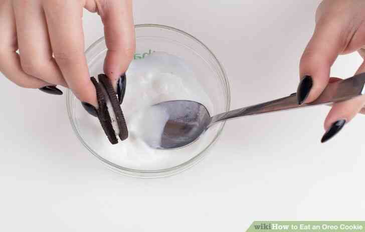 Image intitulée Manger un Biscuit Oreo Étape 8